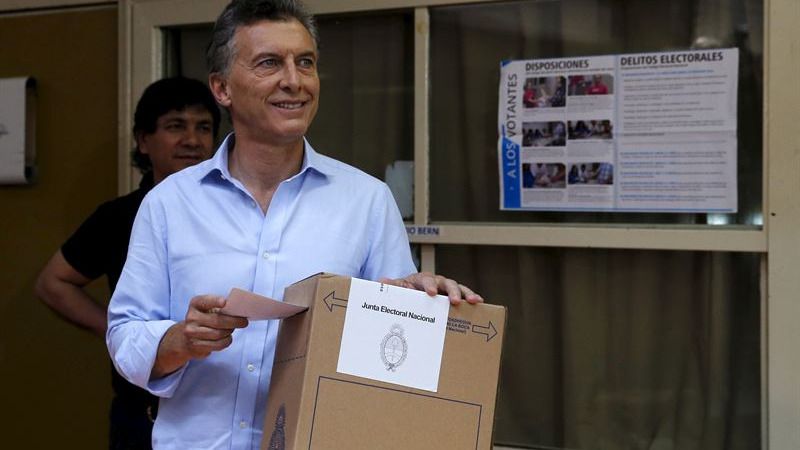 Los sondeos a pie de urna dan el triunfo al opositor Macri en las presidenciales argentinas
 