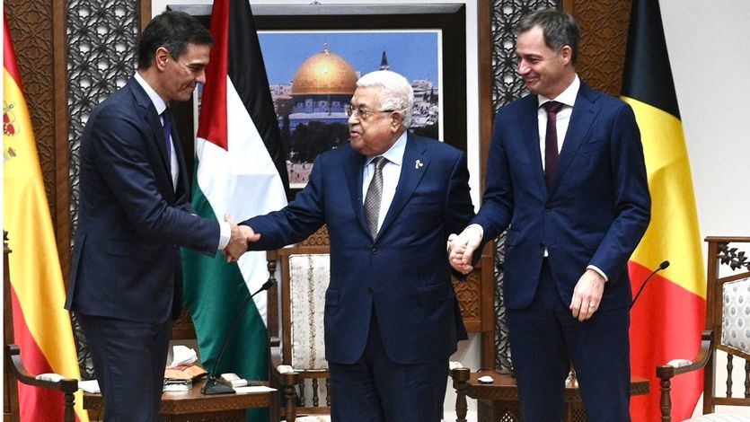 Pedro Sánchez, el presidente de la Autoridad Nacional Palestina, Mahmud Abbas, y el primer ministro de Bélgica, Alexander De Croo