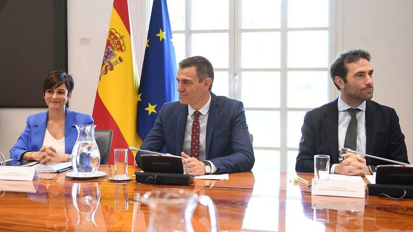 Pedro Sánchez y el ministro de Economía, Carlos Cuerpo
