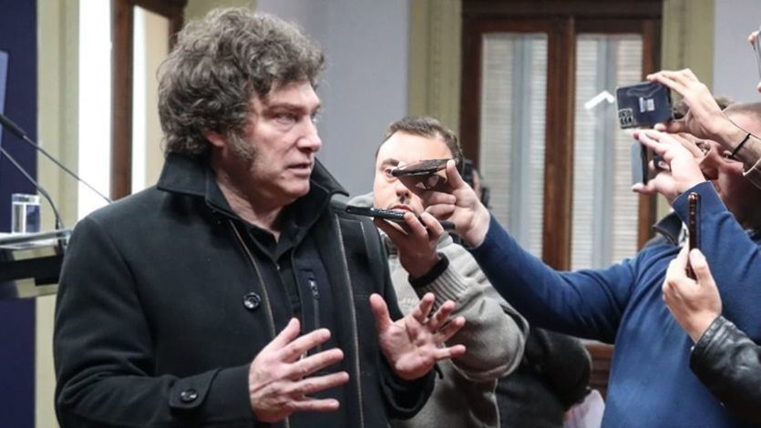 Javier Milei, atendiendo a la prensa argentina