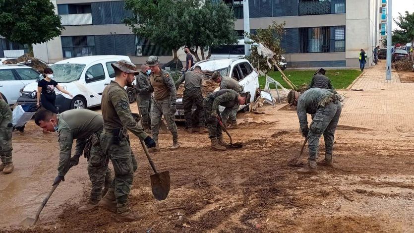 Efectivos del Ejército de Tierra, ayudando en la DANA