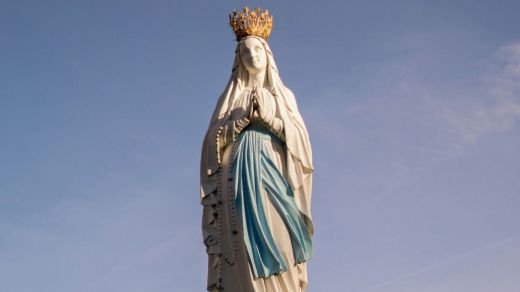 Virgen de Lourdes en su santuario