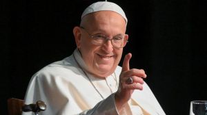 El papa Francisco empeora: sufre una neumonía bilateral y presenta "un cuadro complejo"