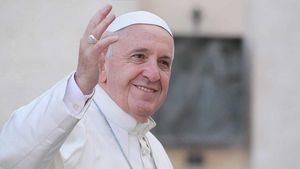 El papa Francisco presenta "una leve mejoría" y se encuentra "estable"