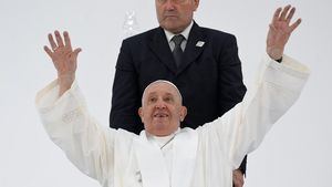 El papa Francisco "presenta una leve mejoría" y no tiene fiebre