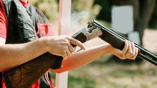 Una persona con un arma