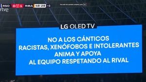 Cánticos de "Asencio muérete" y gestos de mono a Vinicius: así se paró el partido en Anoeta