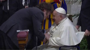 Milei, de llamar "imbécil" y "representante del Maligno" al Papa a achucharlo en el Vaticano