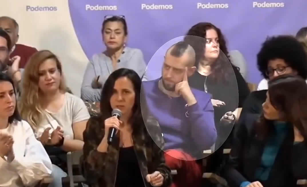 El joven presuntamente agresor de Vito Quiles, en el foco de la imagen, detrás de Irene Montero, Ione Belarra e Isa Serra